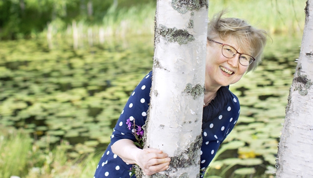 Sinikka_Lundberg_Sosiaalivakuutus ”Kotoa lähtiessäni joudun aina miettimään, miten pärjään. Tiedän reumaihmisiä, joille on suuri tapaus päästä paikalliseen Prismaan. Kuntoutuksen ansiosta
elämäni on värikkäämpää”, kertoo reumakuntoutuja Sinikka Lundberg.