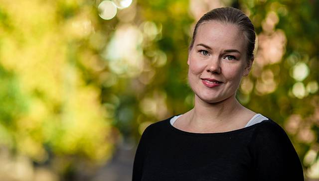 01.Sosiaalivakuutus_0418_elamantarina-mari-jarvinen_640x394.jpg "Jos olisin valmistunut kolme päivää aikaisemmin tai tienannut parisen euroa vähemmän, olisin voinut pitää yhden kuukauden opintotuen", kertoo 2 500 euroa opintotukia palauttava Mari Järvinen.