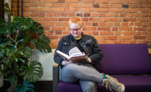 Mikkelin AMK:ssa opiskeleva Terppa Kuismin istuu ja lukee kampuksella.