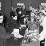 Historiakuva apteekista vuodelta 1965. Farmaseutit palvelevat asiakkaita oululaisessa apteekissa helmikuussa 1965.
