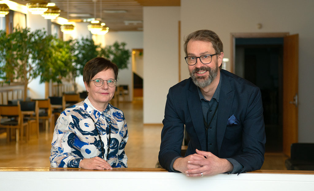 Kelan tuoreet palvelujohtajat Sari Hänninen ja Antti Jussila.