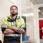 Joensuulainen Miro Väisänen pääsi työkokeiluun omalle työpaikalleen, lattiapäällystyksiä tekevään Heikkinen Oy:hyn ja tekee nyt töitä työnjohtajana.