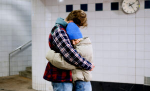 Nuori teinipariskunta halaa toisiaan.